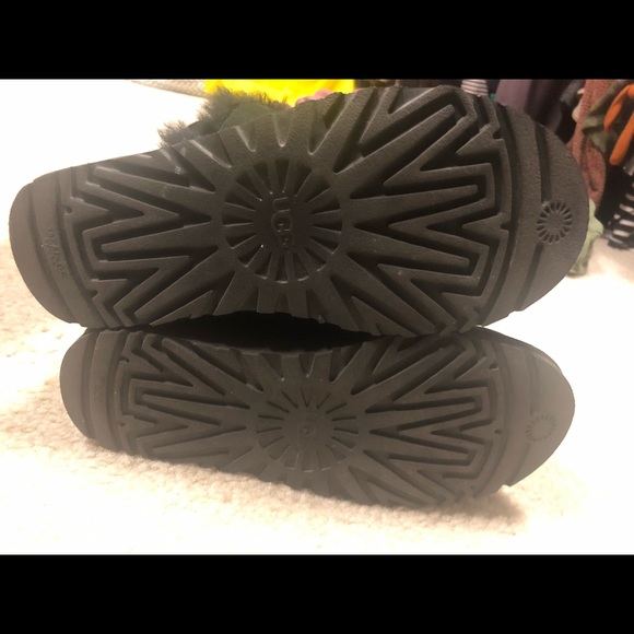 Uggs black booties with side button - Picture 4 of 4
